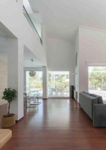 un salon avec un canapé et une table dans l'établissement Calma Villa. Chalet de lujo, jacuzzi y piscina, à Valence