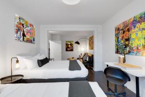 En eller flere senge i et værelse på LiV MTL Avenue