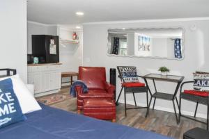 ein Schlafzimmer mit einem Bett, Stühlen und einem Tisch in der Unterkunft Guest House In The Heart Of Watkins Glen in Watkins Glen