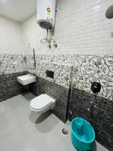 グレーター・ノイダにあるHAPPY HABITAT GUEST HOUSEのバスルーム(トイレ、洗面台付)