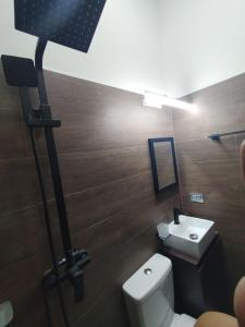La Casona Hostel في كوتشابامبا: حمام به مرحاض أبيض ومغسلة
