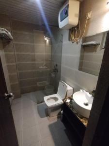 a bathroom with a toilet and a sink at Janardana Resorts in Vrindāvan