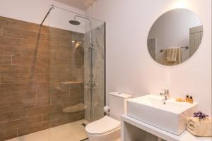 een badkamer met een toilet, een wastafel en een douche bij Luna Inn B&B in Corfu-stad