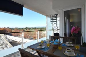 een tafel op een balkon met uitzicht op een kamer bij RNET - 402 - Porto Marina - Roses Costa Brava in Roses