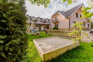 Κήπος έξω από το Domki i Pokoje -WISIENKA