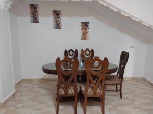ein Esszimmer mit einem Tisch und vier Stühlen in der Unterkunft Jasmine villa in Hurghada