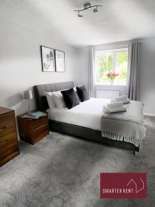 - une chambre avec un grand lit et une fenêtre dans l'établissement Finchampstead, 1 Bedroom House with garden, à Finchampstead