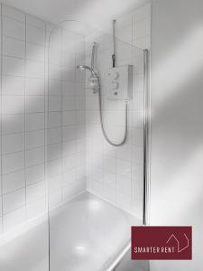 a shower in a bathroom with a sign that says smarter rent at Finchampstead, 1 Bedroom House with garden in Finchampstead