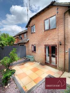 une maison en briques avec une cour en face de celle-ci dans l'établissement Finchampstead, 1 Bedroom House with garden, à Finchampstead