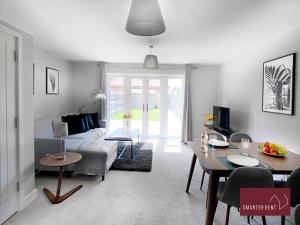 uma sala de estar com um sofá e uma mesa em Wokingham - 2 Bed House with parking and garden em Wokingham