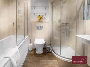 La salle de bains est pourvue d'une douche, de toilettes et d'un lavabo. dans l'établissement Wokingham - 2 Bed House with parking and garden, à Wokingham