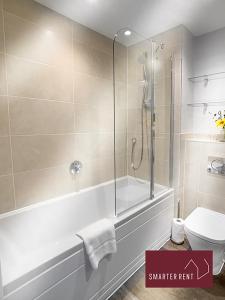 uma casa de banho com um chuveiro e um WC. em Wokingham - 2 Bed House with parking and garden em Wokingham