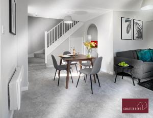 ウォーキンガムにあるWokingham - 2 Bed Stylish House, Central - Parkingのテーブルと椅子とソファのあるリビングルーム