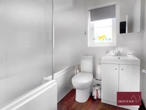 Baño blanco con aseo y lavamanos en Wokingham - 2 Bed Stylish House, Central - Parking, en Wokingham