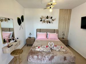 Кровать или кровати в номере Anemos Villa Stegna