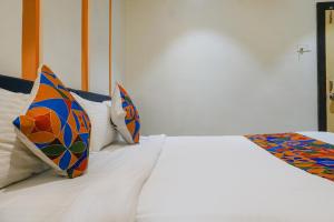 En eller flere senge i et værelse på FabHotel Tulsi Park