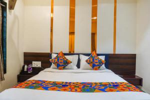 Postel nebo postele na pokoji v ubytování FabHotel Tulsi Park - Nr Sai Baba Temple