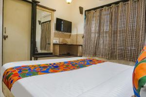 Postel nebo postele na pokoji v ubytování FabHotel Tulsi Park - Nr Sai Baba Temple + 27 fotografií
