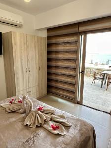 Кровать или кровати в номере Anemos Villa Stegna