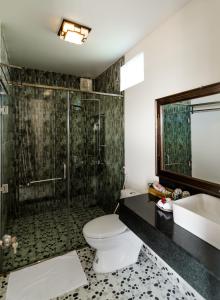 Phòng tắm tại The Moon River Homestay & Villa