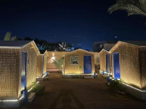 ダハブにあるDolphin Campの夜間青い扉のある家並み