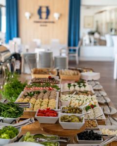 un buffet avec de nombreux types de nourriture différents dans l'établissement Omega Hotel, à Olsztyn