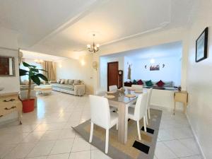 - une salle à manger et un salon avec une table et des chaises dans l'établissement Appart central avec terrasse, à Tanger