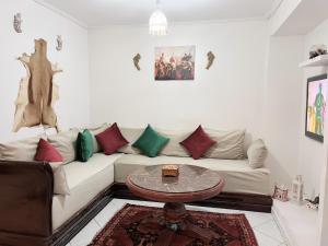 - un salon avec un canapé blanc et une table dans l'établissement Appart central avec terrasse, à Tanger