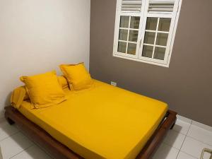 Postel nebo postele na pokoji v ubytování Les terrasses de Maëlle - Jolie villa F4 vue mer