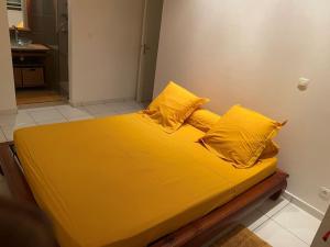 Postel nebo postele na pokoji v ubytování Les terrasses de Maëlle - Jolie villa F4 vue mer
