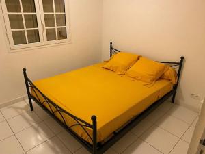Postel nebo postele na pokoji v ubytování Les terrasses de Maëlle - Jolie villa F4 vue mer