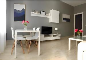 a living room with a white table and chairs at Casa de Silvia in Arrecife