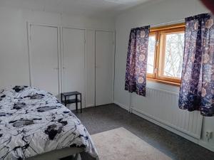 a bedroom with a bed and a window at Kalevala Home in Oulainen
