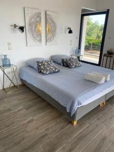 Ένα ή περισσότερα κρεβάτια σε δωμάτιο στο LES VILLAS LECCI E MARE +37 φωτογραφίες