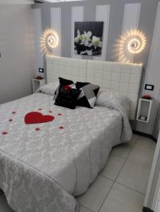 奧塔維拉米利奇亞的住宿－AltaMil Home，一间卧室,配有一张红色的床