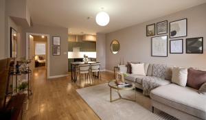 sala de estar con sofá y mesa en The Deptford Hideout - Lovely 1BDR Flat, en Londres