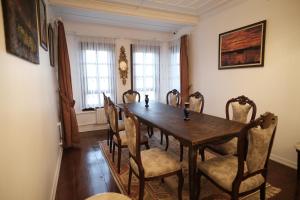 卡斯塔莫努的住宿－MECİT KAPTAN KONAĞI，一间带木桌和椅子的用餐室