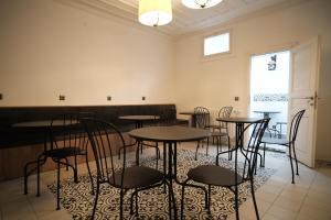 a dining room with tables and chairs and a window at MECİT KAPTAN KONAĞI in Kastamonu