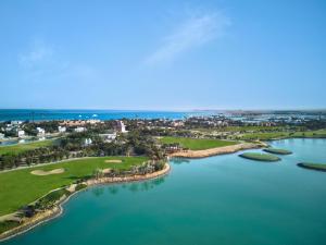 eine Luftansicht auf einen Golfplatz und das Wasser in der Unterkunft Steigenberger Golf Resort El Gouna in Hurghada