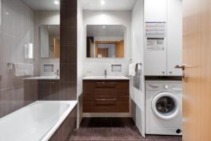 ein Badezimmer mit einer Waschmaschine und einem Waschbecken in der Unterkunft Sensation Authentic Gràcia in Barcelona