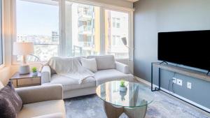 uma sala de estar com um sofá e uma televisão em Landing Modern Apartment with Amazing Amenities (ID2542X13) em San Diego
