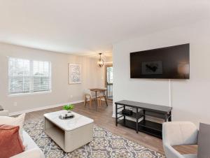 sala de estar con sofá y mesa en Landing Modern Apartment with Amazing Amenities (ID2754X85), en Madison