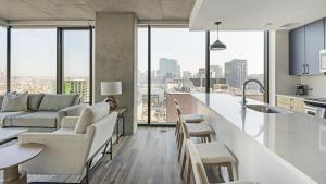 uma cozinha e sala de estar com vista para a cidade em Landing - Modern Apartment with Amazing Amenities (ID1401X746) em Nashville