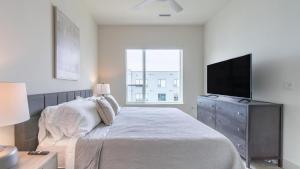 1 dormitorio con 1 cama y TV de pantalla plana en Landing Modern Apartment with Amazing Amenities (ID2441X04) en Pittsburgh