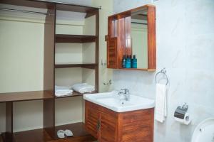 uma casa de banho com um lavatório e um espelho em OLORIEN MARA CAMP em Masai Mara