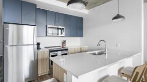 Кухня або міні-кухня у Landing - Modern Apartment with Amazing Amenities (ID1401X747)