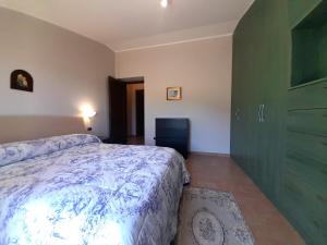 1 dormitorio con cama y puerta verde en Casal dei Colli, en Amelia