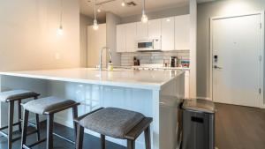 una cocina con una isla grande con 2 taburetes en Landing Modern Apartment with Amazing Amenities (ID6393X24), en Nueva Orleans