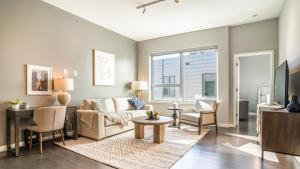 sala de estar con sofá y mesa en Landing Modern Apartment with Amazing Amenities (ID6393X24), en Nueva Orleans