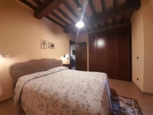 アメリアにあるCasal dei Colliの木製の天井が特徴のベッドルーム1室(ベッド1台付)